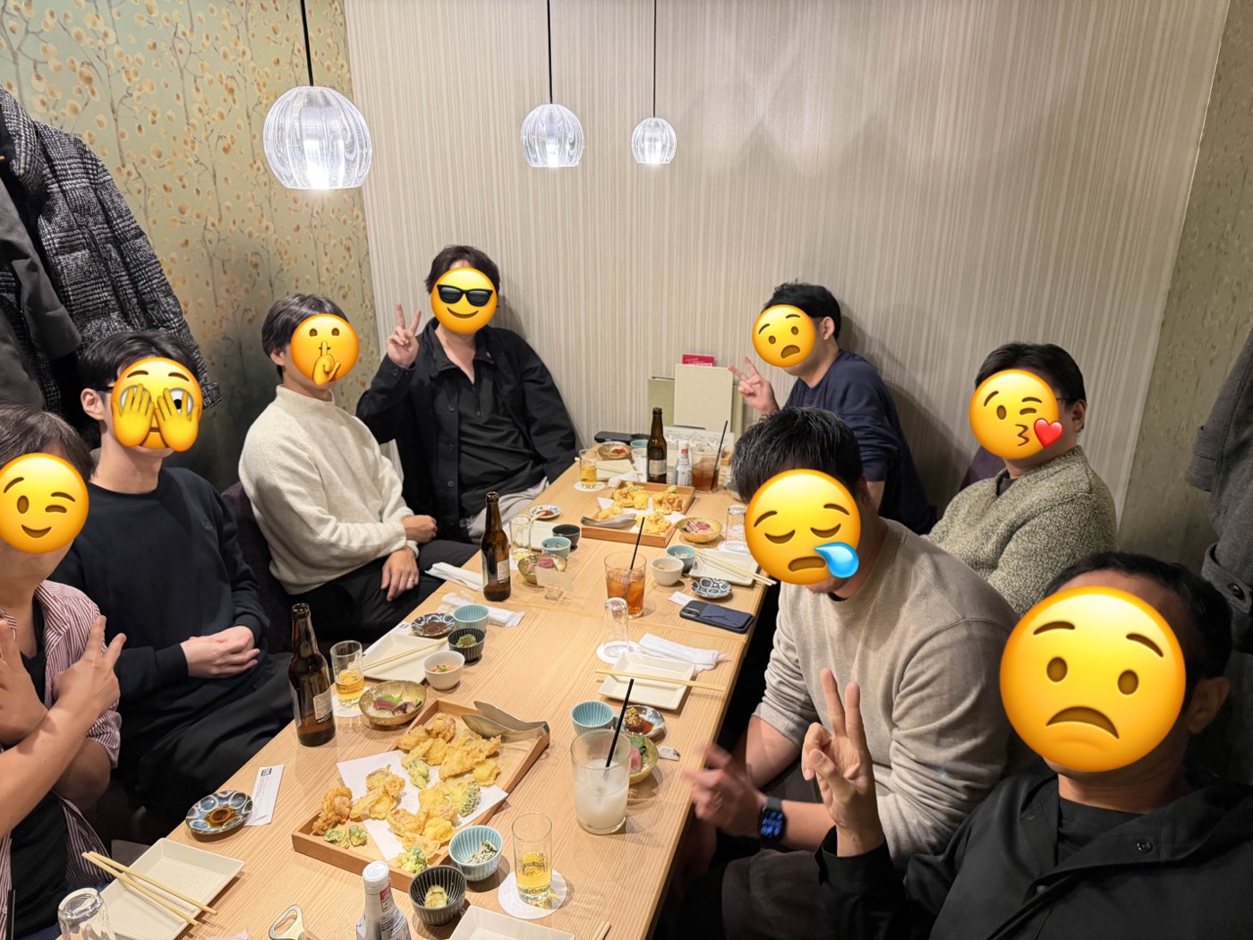 アキバ散策のあと、天ぷらの並ぶ食卓を囲むメンバー
